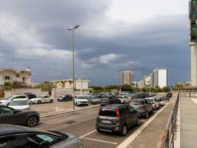 Sul lato sinistro dello stabile la visuale architettonica � invece completamente diversa. Oltre un parcheggio intravediamo infatti delle basse villette bianche costruite agli inizi degli anni 80, quando qui c�era solo tanta campagna